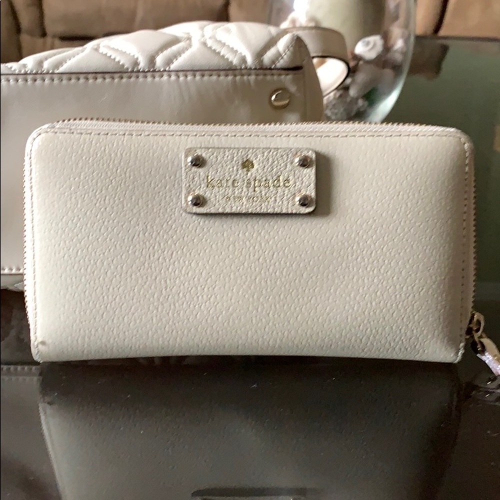 White Kate Spade wallet. In great condition!